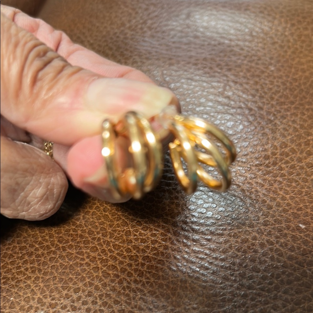 NWOT Gold Tone Hoop Earrings 1/2 Inch Hoops,pierced,very lightweight
